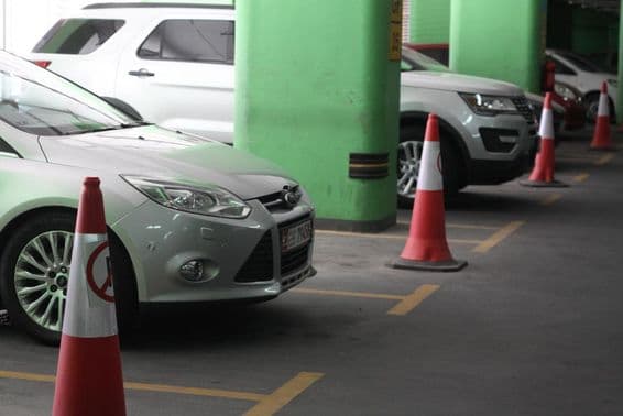 egy parkoló Abu Dhabiban