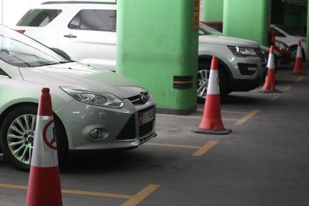egy parkoló Abu Dhabiban
