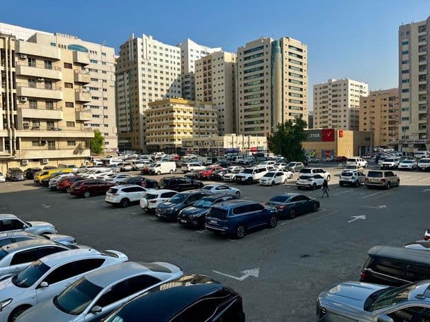 Nagy parkoló tele autókkal körülvéve Dubaiban