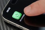 Ujjal megérintve a WhatsApp alkalmazás ikonját