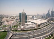 Dubai World Trade Centre, előtérben a Sheikh Zayed úttal
