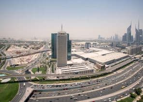 Dubai World Trade Centre, előtérben a Sheikh Zayed úttal