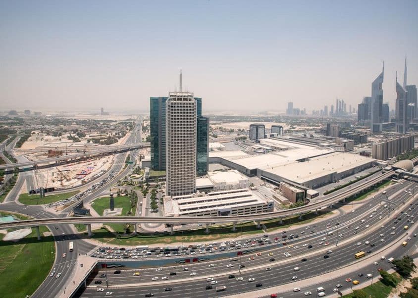 Dubai World Trade Centre, előtérben a Sheikh Zayed úttal
