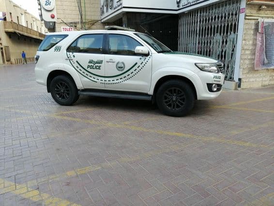egy dubai rendőrautó egy utcában