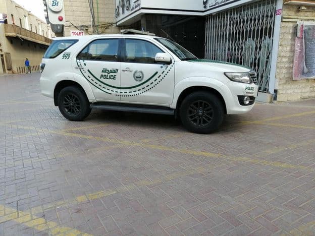 egy dubai rendőrautó egy utcában