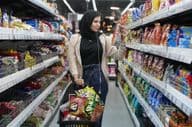 Egy fiatal arab hölgy egy szupermarketben