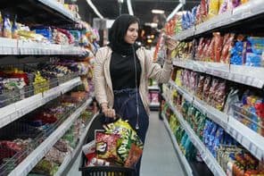 Egy fiatal arab hölgy egy szupermarketben
