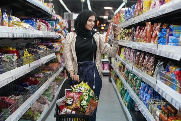 Egy fiatal arab hölgy egy szupermarketben
