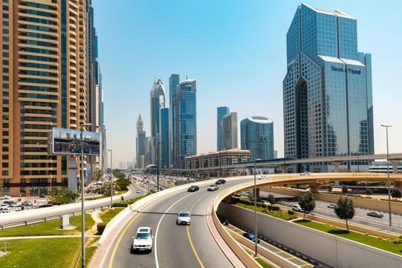 Kilátás a Sheikh Zayed útra a felhőkarcolókkal.