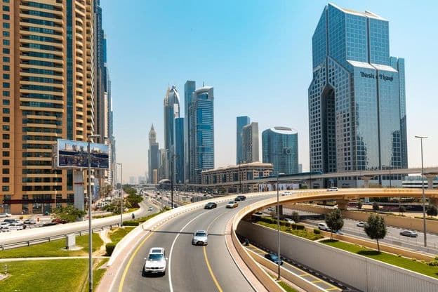 Kilátás a Sheikh Zayed útra a felhőkarcolókkal.