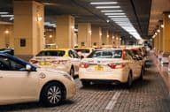 Taxik parkolása a Dubai bevásárlóközpontban.