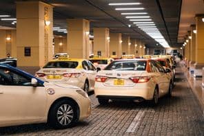 Taxik parkolása a Dubai bevásárlóközpontban.