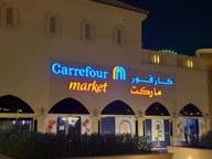 Carrefour piac megvilágított logója arab márkanévvel