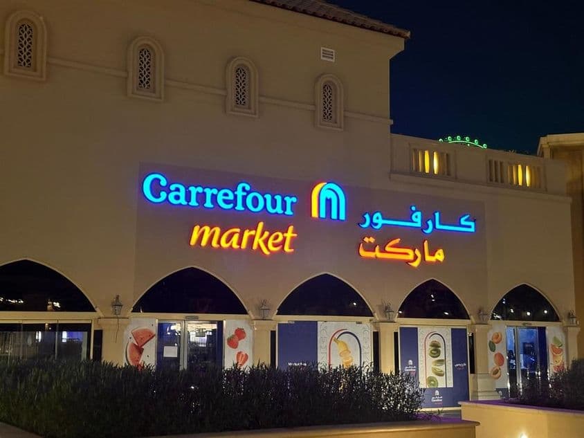 Carrefour piac megvilágított logója arab márkanévvel