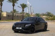 Mercedes Benz C300 parkolva a szabadban Dubai városában.