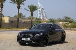 Mercedes Benz C300 parkolva a szabadban Dubai városában.
