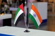 Az Egyesült Arab Emírségek és India két kis asztali zászlaja
