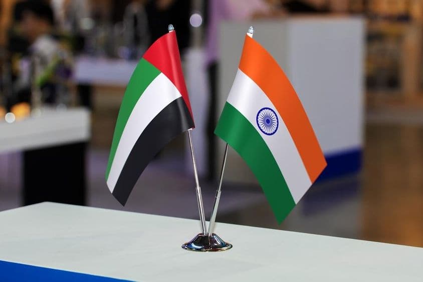 Az Egyesült Arab Emírségek és India két kis asztali zászlaja