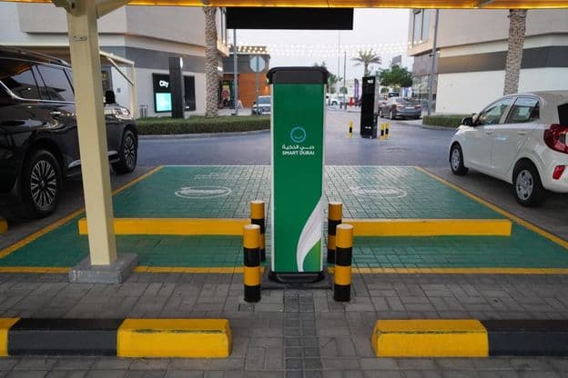 Okos autótöltő állomások Dubaiban a parkolóban.