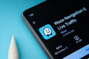 Waze app jelenik meg egy okostelefon képernyőn.