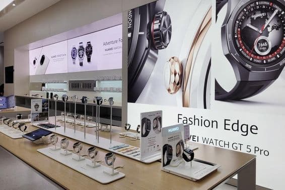 Egy Huawei kiskereskedelmi üzlet belső képe
