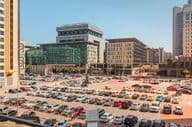 Nagy, zsúfolt, szabadtéri parkoló több száz autóval
