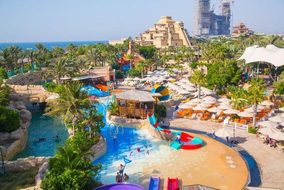 Kilátás az Aquaventure víziparkra, a Neptunusz-toronyra