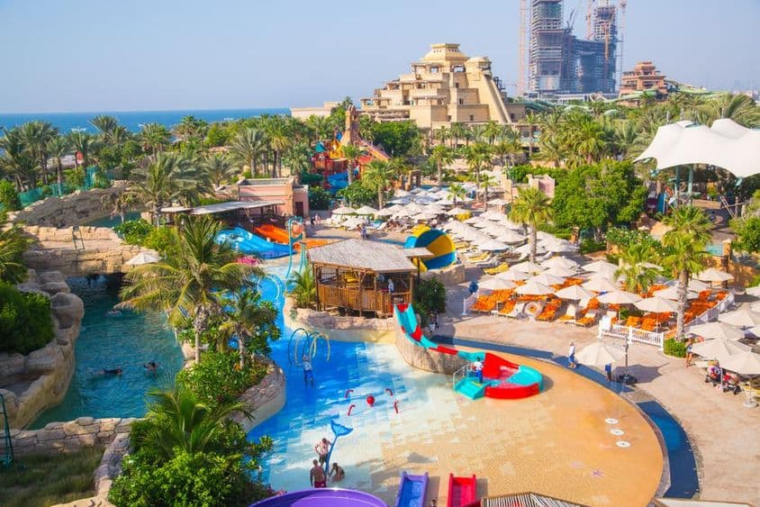 Kilátás az Aquaventure víziparkra, a Neptunusz-toronyra