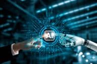 Robot és ember kezei összekapcsolják a mesterséges intelligencia MI áramköri kártyáját