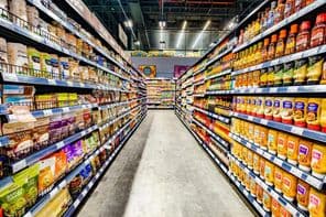 Dubai, Egyesült Arab Emírségek, élelmiszerek a szupermarketek pultjain sorokban