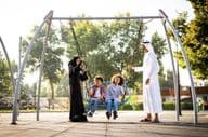 egy család akik a játszótéren játszanak Dubaiban