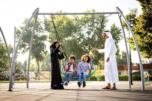 egy család akik a játszótéren játszanak Dubaiban