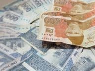 Pakisztáni pénznem ezer és ötezer rúpiás bankjegye