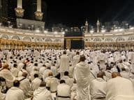Éjszakai zarándokok gyülekeznek a Kaaba körül