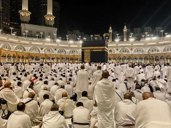 Éjszakai zarándokok gyülekeznek a Kaaba körül