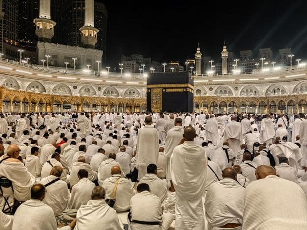 Éjszakai zarándokok gyülekeznek a Kaaba körül