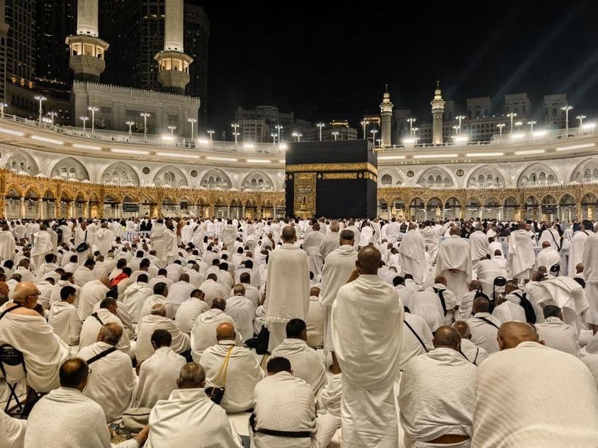 Éjszakai zarándokok gyülekeznek a Kaaba körül