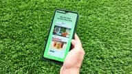 Egy nő kezében egy mobiltelefon található, miközben megnyitja a Careem alkalmazást.