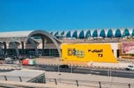 Egyesült Arab Emírségek: Bejárat a modern Dubai DXB repülőtér termináljába.