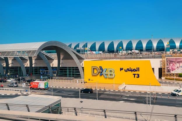 Egyesült Arab Emírségek: Bejárat a modern Dubai DXB repülőtér termináljába.