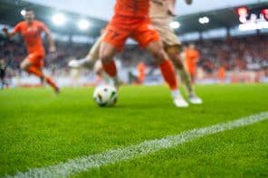 fű és oldalvonal a futballpályán a stadionban
