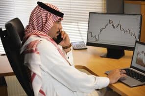Arab férfi laptopon dolgozik az irodában