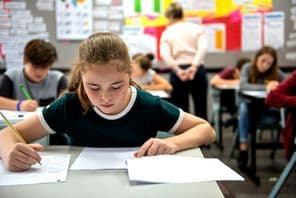 A diákok egy osztályteremben vizsgáznak,