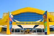 Warner Bros World fedett vidámpark főbejárata Abu Dhabiban