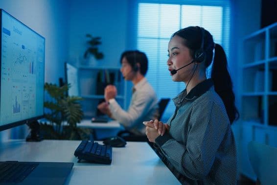 Z generációs ázsiai fiatal call center csapat
