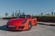 Red Porsche Boxster parkolt a Palm Jumeirahn
