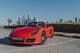 Red Porsche Boxster parkolt a Palm Jumeirahn