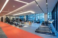 Egy edzőterem és fitneszfelszerelés