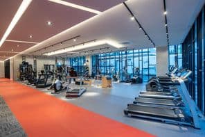 Egy edzőterem és fitneszfelszerelés