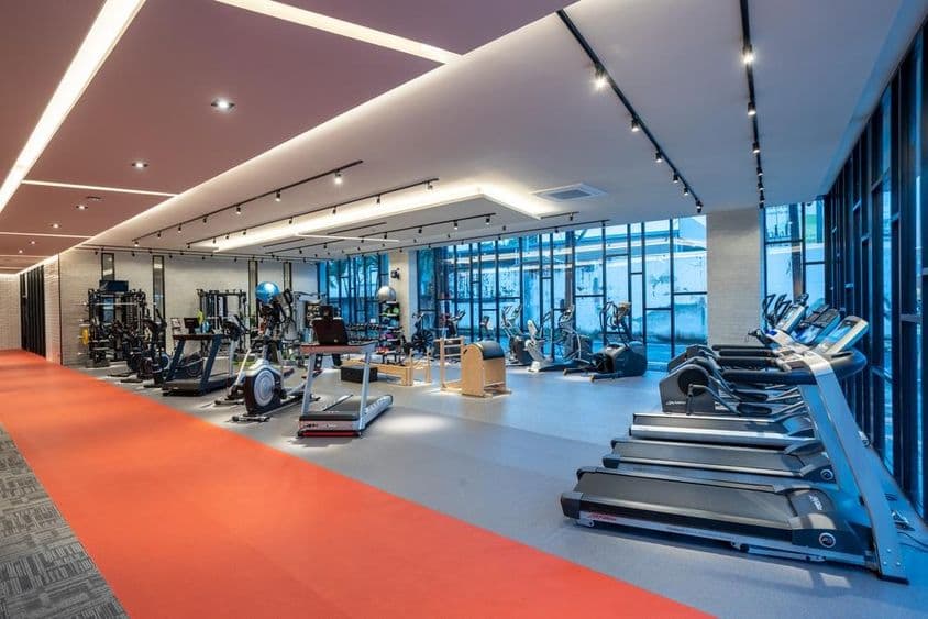 Egy edzőterem és fitneszfelszerelés